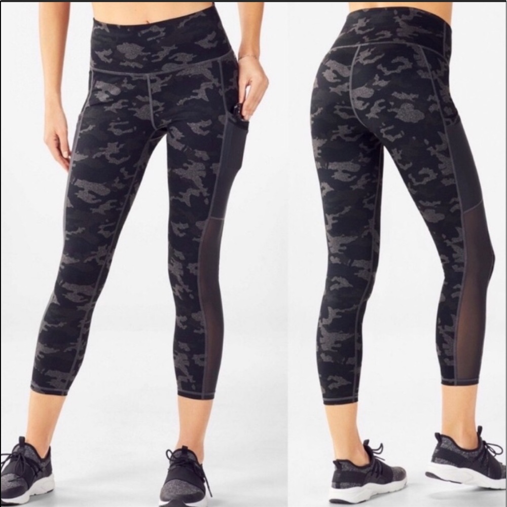Fabletics Mila pocket Camo capris Leggings XS EUC